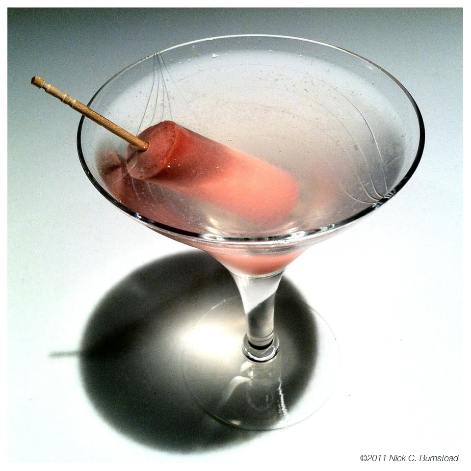 Verre Martini on the rocks fond rouge