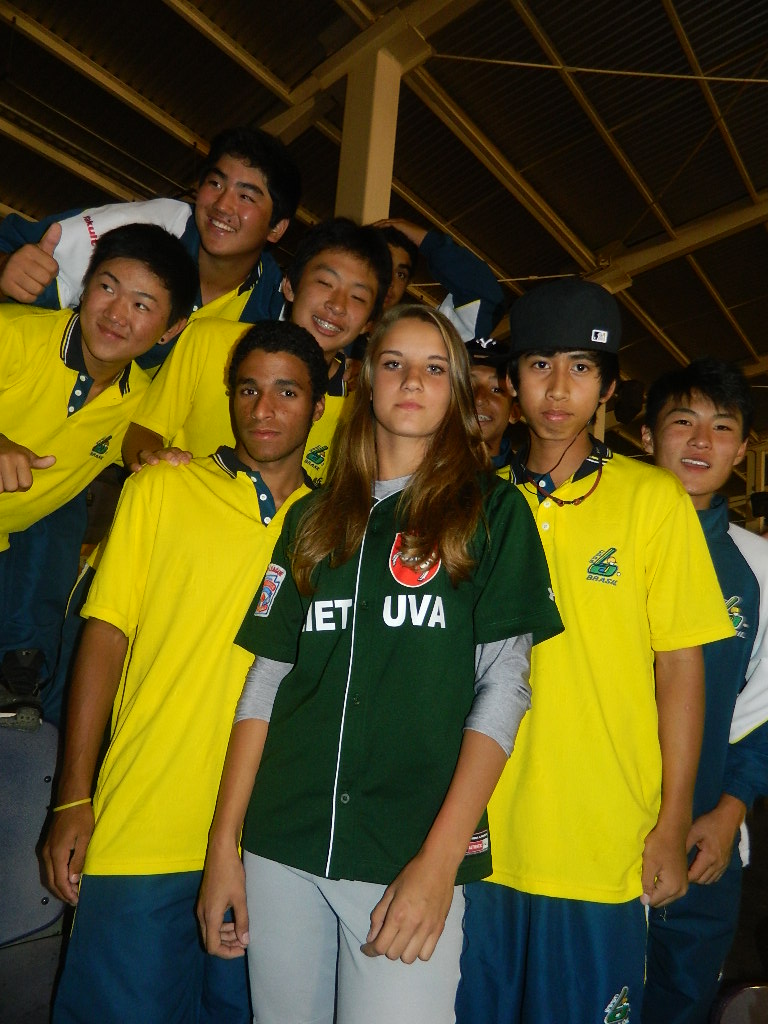 Higa, Salomon, Higawa, Eduardo, Sakay e Massao com a atleta de Lituania