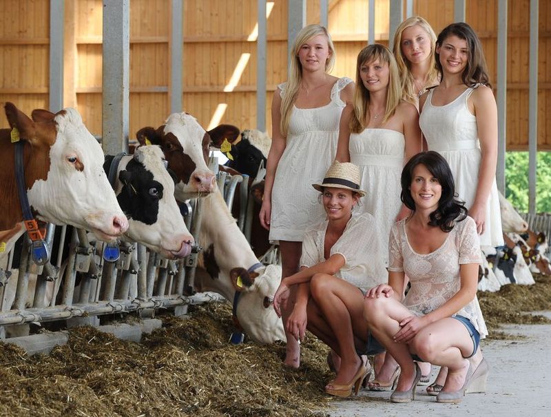 Фермер в любительском видео во дворе трахает горничную с большими сиськами