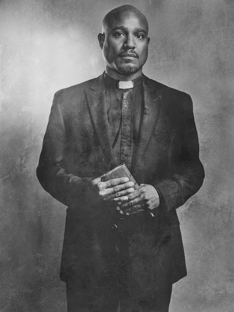 Seth Gilliam como Father Gabriel – The Walking Dead _ sexta temporada, Silver Portraits – Photo Credit: Frank Ockenfels 3/AMC