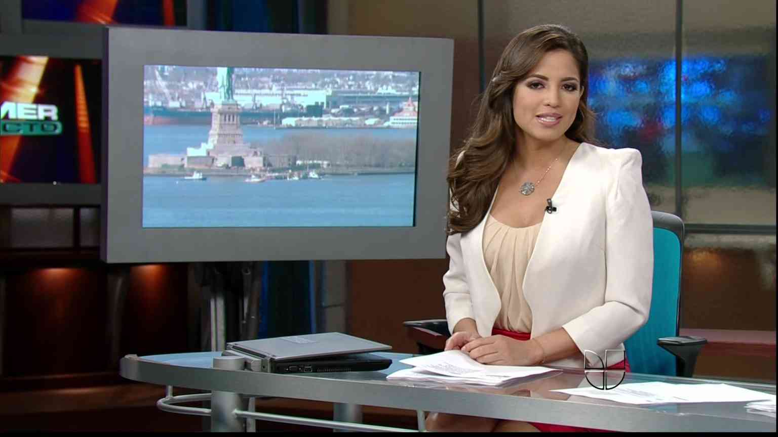 Pamela Silva Conde and Barbara Bermudo on Primer Impacto Sexy Leg Cross