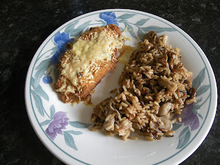 Libritos De Pollo Rellenos De Queso Y Arroz Tricolor Con Setas Y Salsa De Soja.