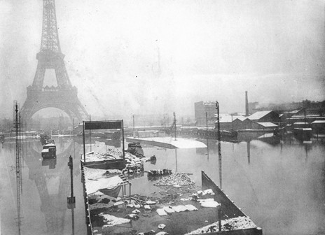 Fascinating Historical Picture of Eiffel Tower in 1910 