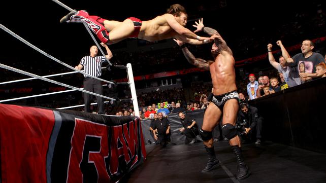WWE RAW SUPERSHOW DESDE ELCHE, ALICANTE 05/10/2013 Falla+Suicide+Dive
