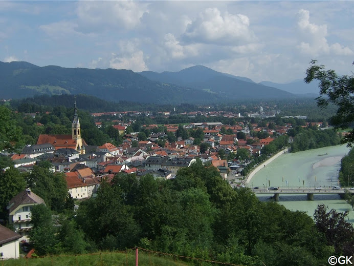 Blick auf Bad Tölz und die Isar vom Kalvarienberg