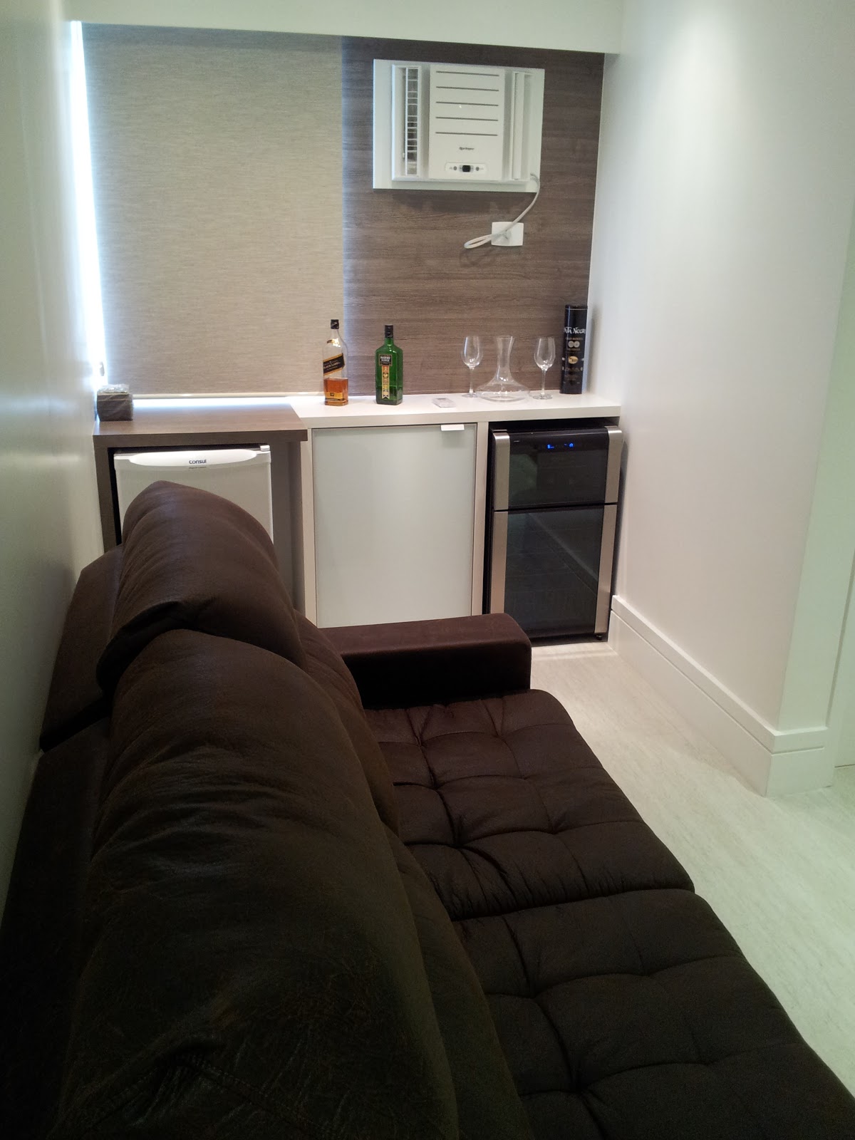 Quarto Vira Sala De Tv ~ um quarto que avançava pela sala, agora com a ajuda de uma parede de Quarto Vira Sala De Tv ~ um quarto que avançava pela sala, agora com a ajuda de uma parede de
