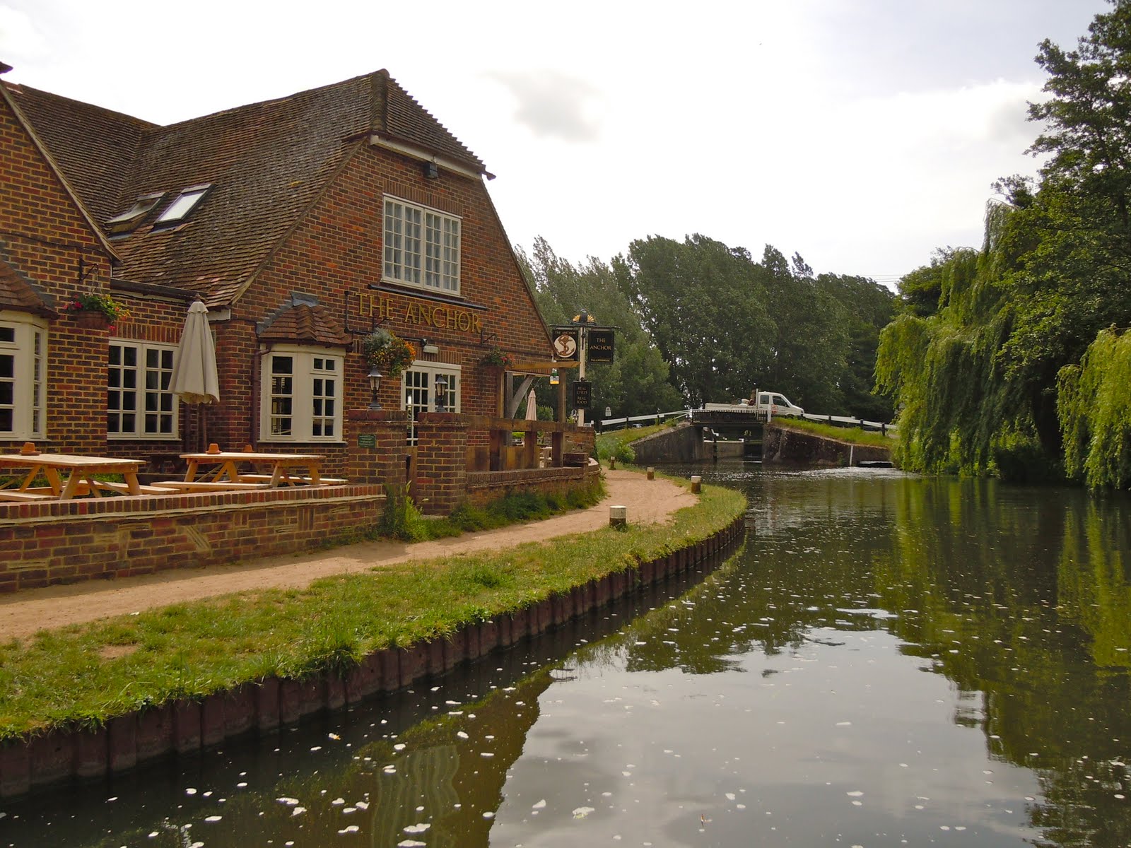 NB Rock 'n' Roll Cruising and walking from PyrfordSend