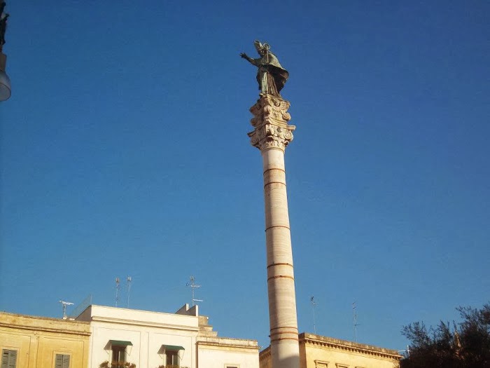 la chiazza Santu Ronzu con la colonna  a Lecce.