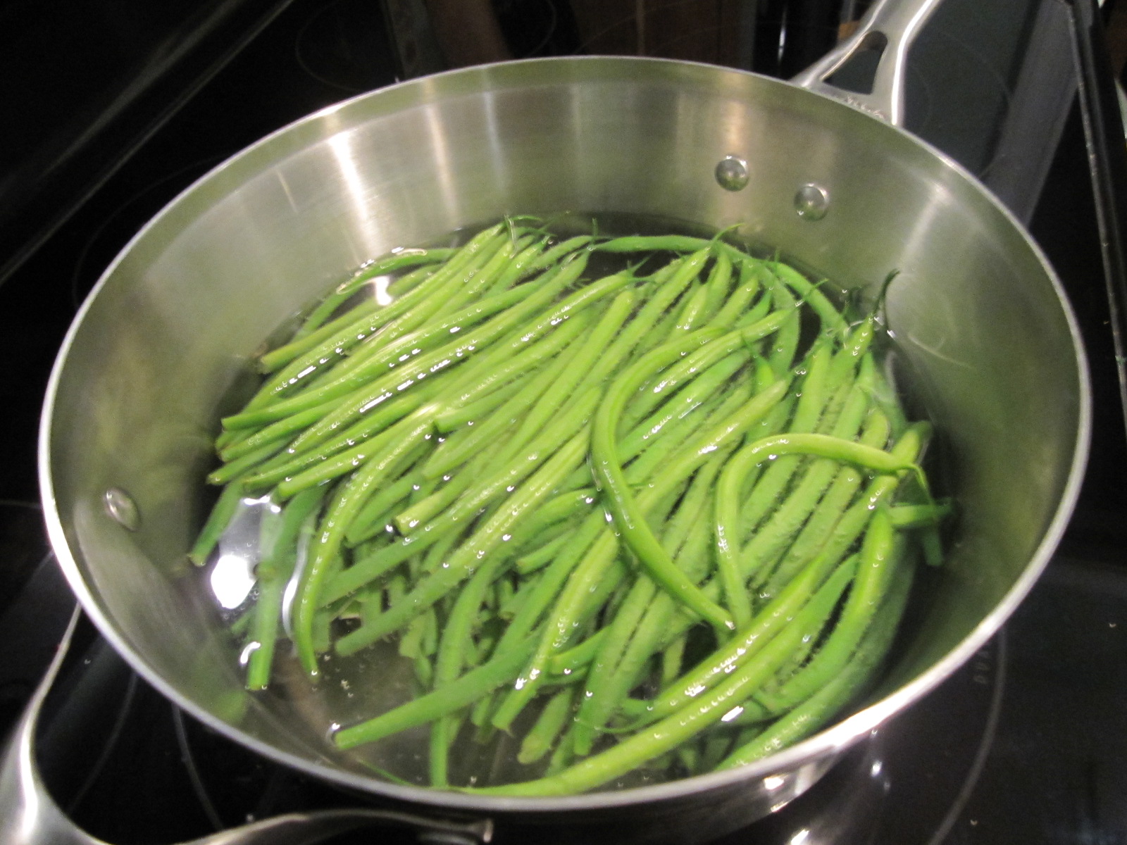 Sophie in the Kitchen Garlicky French Green Beans with Sliced Almonds