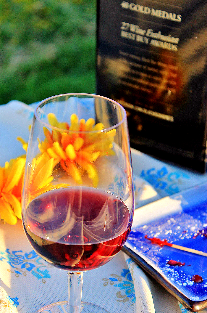 MSG 4 21+ Take impromptu memories and #SummerToGo with portable, award winning 3l Black Box Wines. #ad