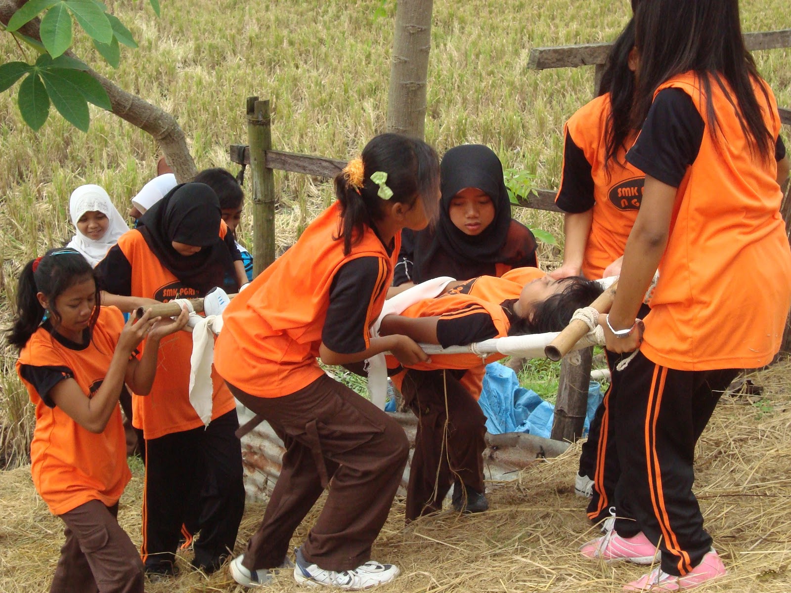 PMR | SMK PGRI 4 NGAWI: Penanganan, Mengatasi dan Menolong Orang Pingsan