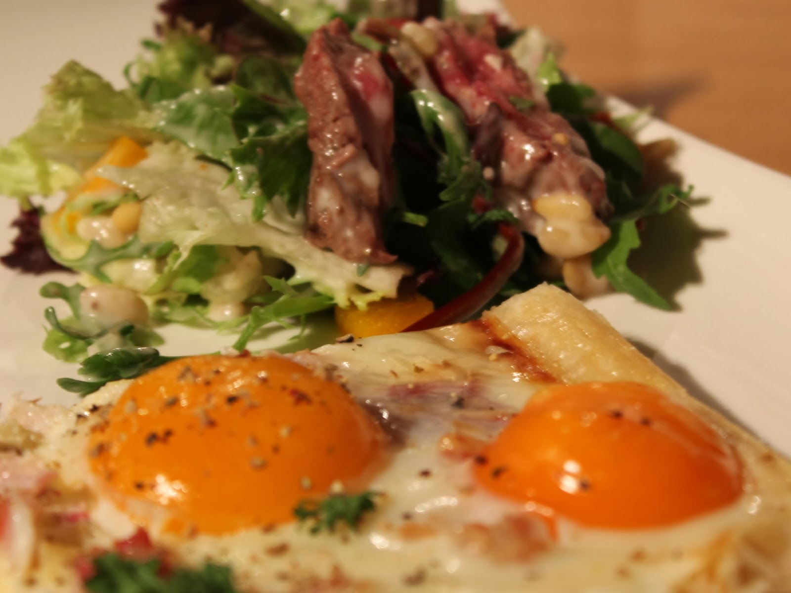 Uit helma's keuken: taartje van bladerdeeg, spiegelei en pancetta Vorstelijk witte keuken