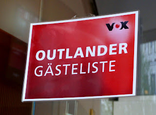 Lesendes Katzenpersonal