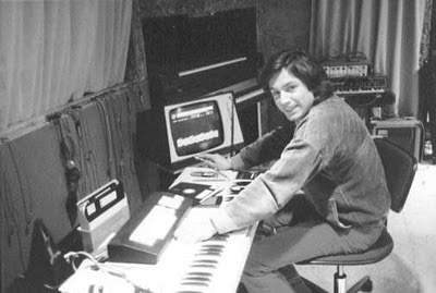 El compositor francés Jean Michel Jarre en su estudio de Croissy experimentando con el sampler Fairlight CMI Series I hacia 1980