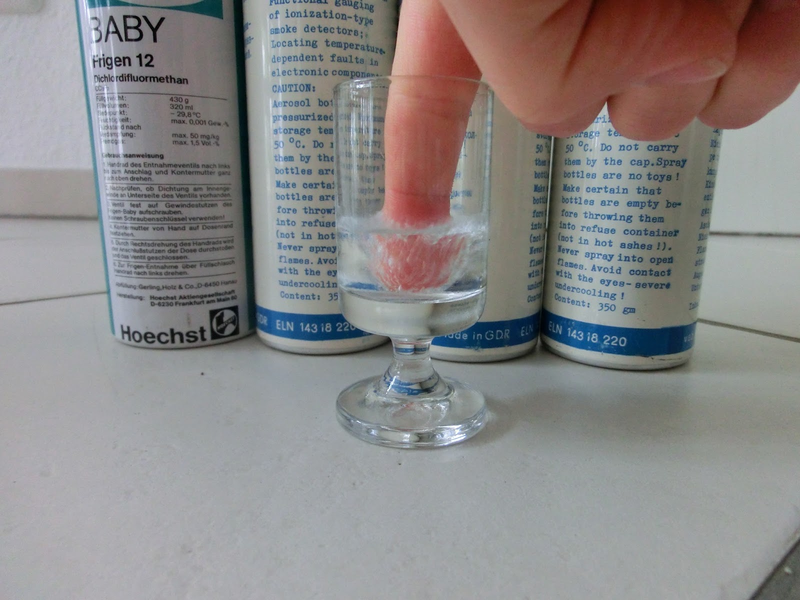 Werkbank0850 Chemistry Some Fun with Freon