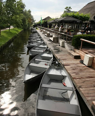 Giethoorn — The Dutch Village With No Roads Can you imagine a village with no roads? There is such a place in the Netherlands called Giethoorn (pronounced 'geethorn'). There are no roads and cars have to remain outside the village. The only access to the stunningly lovely houses in Giethoorn is by water, or on foot over tiny individual wooden bridges.