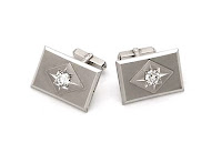 エンゲージリングは義父からのカフスボタンのダイヤモンドを使用した。