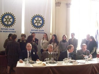 Espaldarazo y entrega de insignias a Socios Fundadores del Rotary E- Club Uruguay