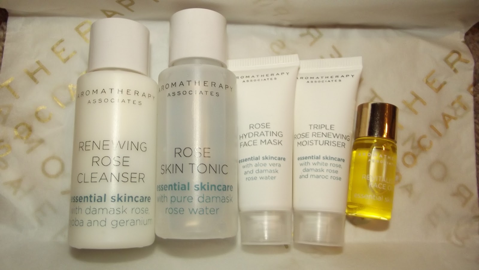 Aromatherapy Associates Essentials Skincare Kit Perfectly Polished