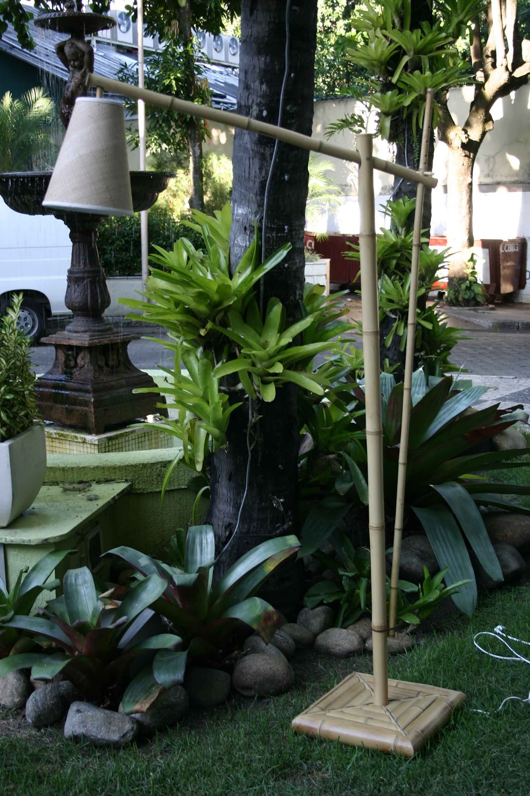 Luminária de chão de bambu angela pizarro luminárias