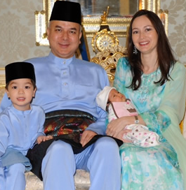 Raja Nazrin dah nampak semakin gemuk dan berisi kan ;)