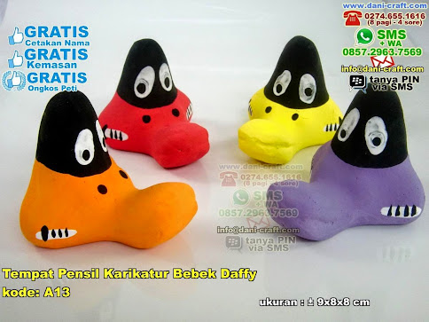 Tempat Pensil Karikatur Bebek Daffy Gerabah