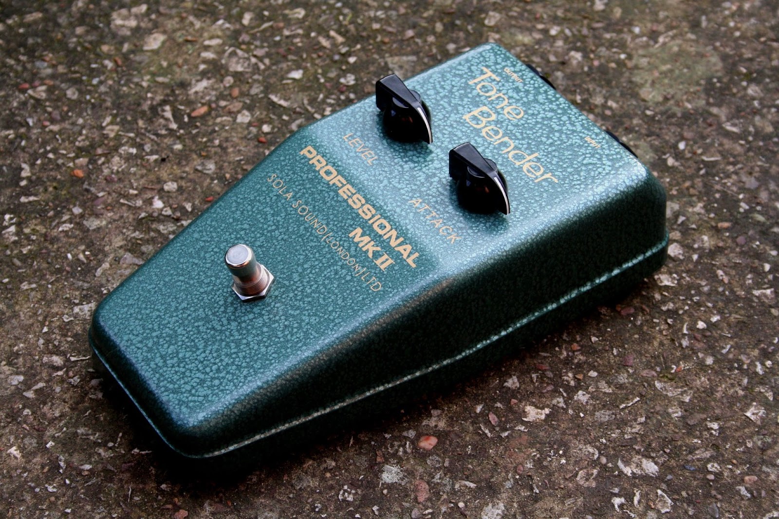 Buzz the Fuzz - all about Tone Bender: Sola Sound - Tone Bender 