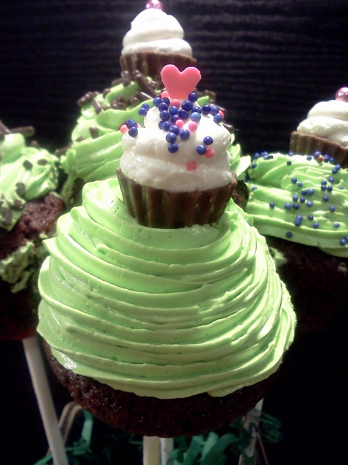 Lindy�s Bayside Confections Mini Cupcakes with Extra Mini Cupcake Toppers