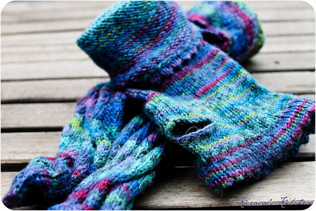 Gestrickte Socken und passende Pulswärmer