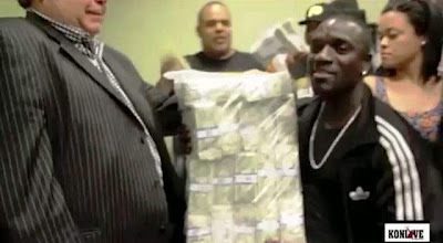 akon-with-wads-of-money
