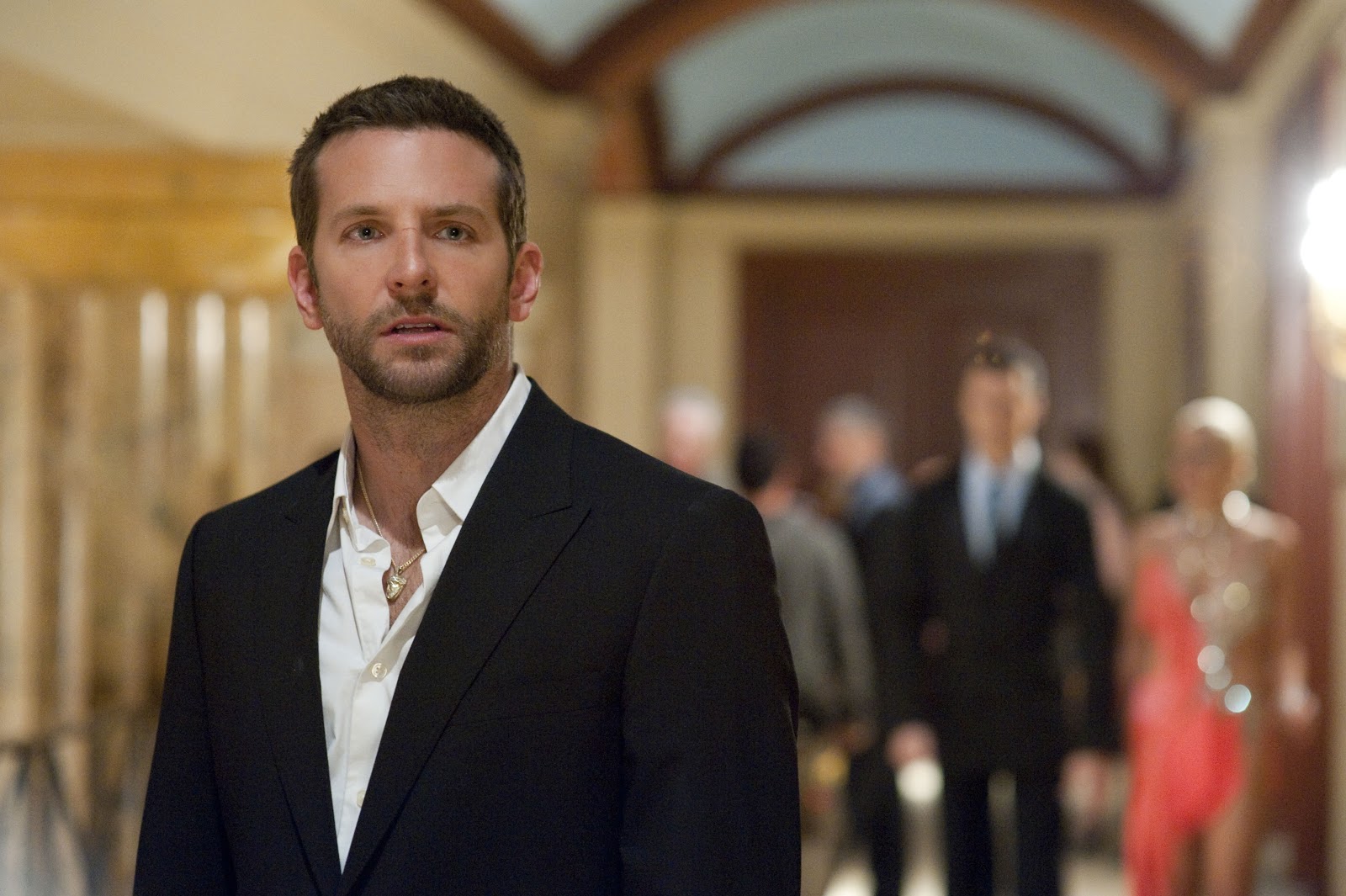 http://2.bp.blogspot.com/-0Kd3BHq9jm8/UM81fBwJbWI/AAAAAAAAI9M/i_YvibY3qw0/s1600/silver-linings-playbook-bradley-cooper.jpg