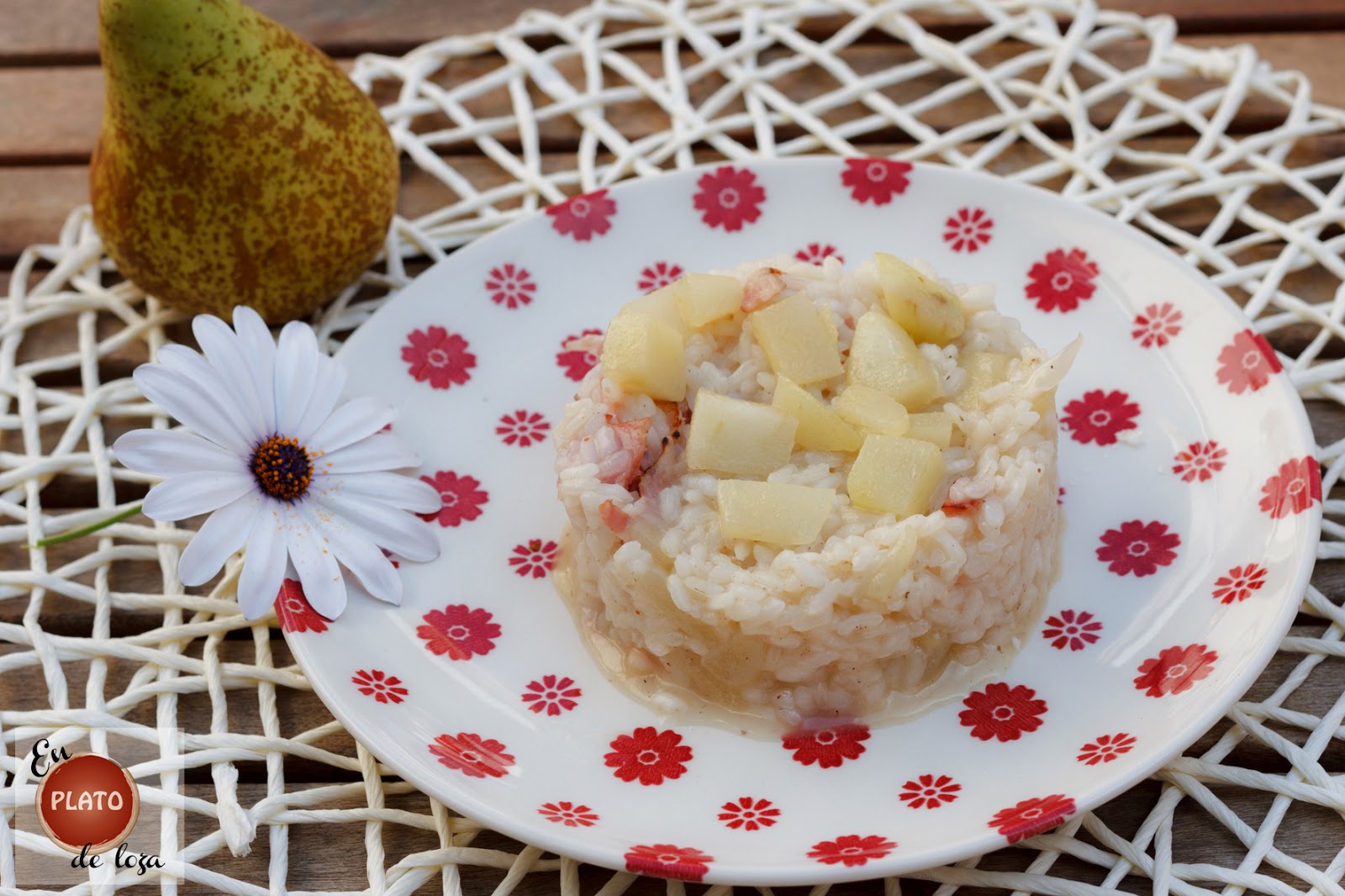 En plato de loza Risotto de y peras (y su versión sin queso