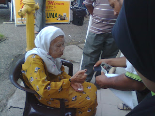 PENAGA DAILY: KERANA RM100 SETAHUN : "WARGA EMAS" BERDEMO DEPAN