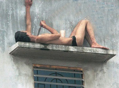 Trò chơi của các ngáo đá tự châm thuốc lá vào người để giết dòi