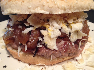 Hamburguesa con cebolla caramelizada, mostaza y parmesano - Receta - el gastrónomo - el troblogdita - Álvaro García