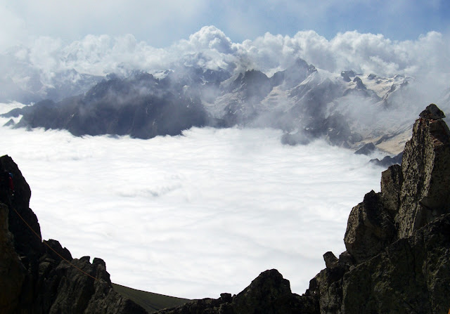 Небо Кавказа. Казбек, Эльбрус, Джейрах. Облака над горными вершинами - страна чудес.