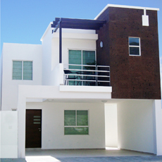 Fachadas Contemporáneas: Fachada contemporanea de casa con cochera para