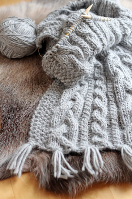 Strickdecke mit Zopfmuster Strickdecke mit Zopfmuster