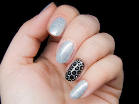 Silver honeycomb glitter placement gel nails by @chalkboardnails