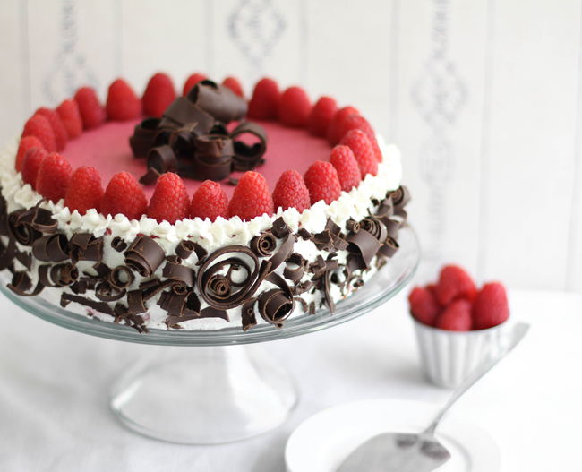 Dekoracije na tortama SprinkleBakes+Chocolate-Raspberry+Bavarian+Torte+13