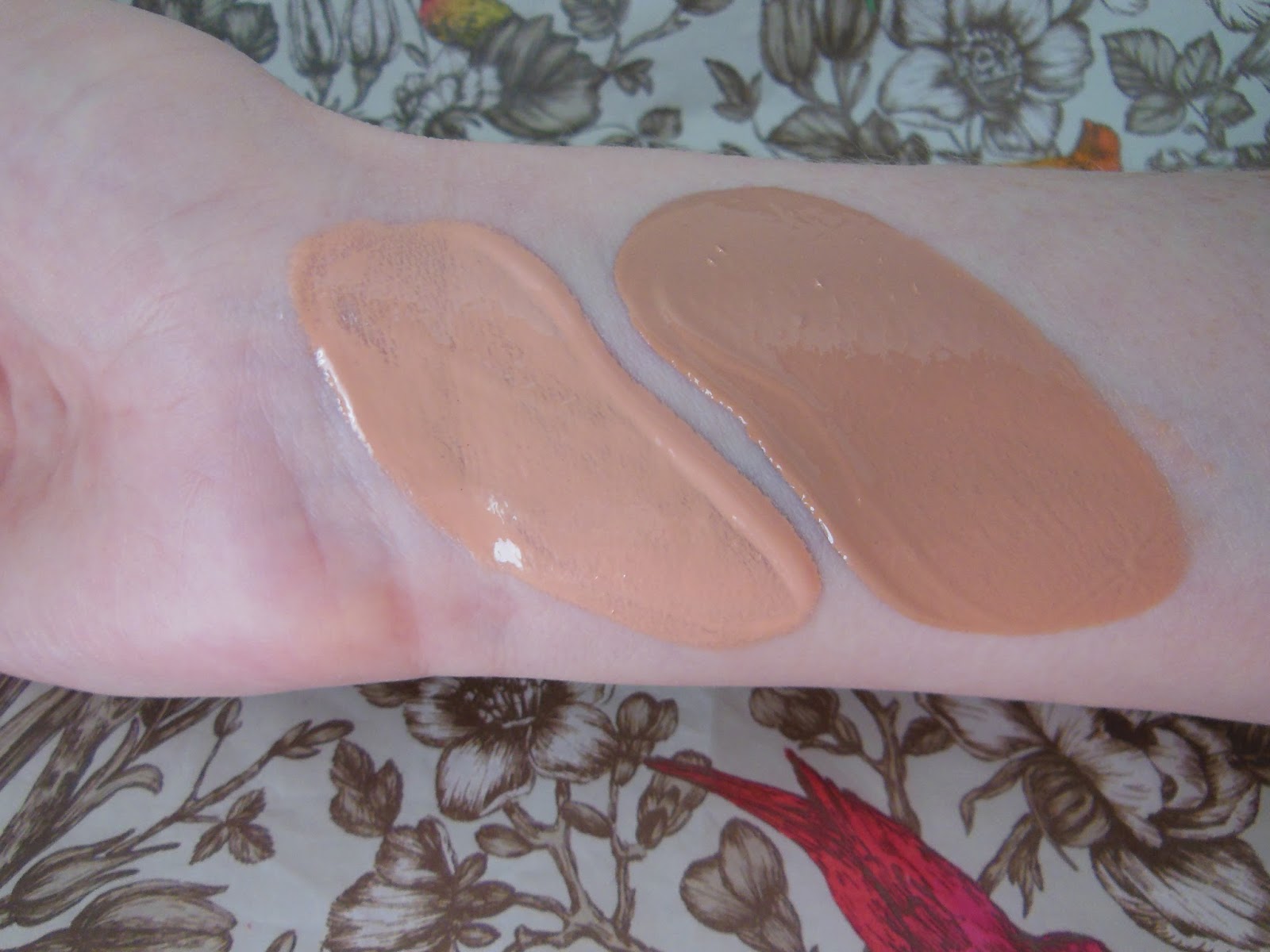 Clarins Hydraquench tinted moisturisers porcelain and sand swatches
