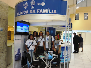 Os ACS´s Ana Lucia, Luciene Bispo, Líliam Salvador, Leandro Antonio e Jannily Sibele, respectivamente, posam no estande da Clínica da Família.
