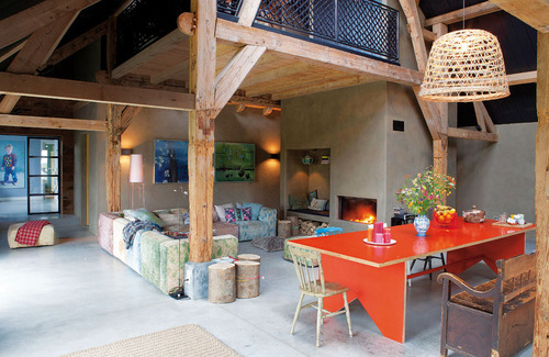 Tu mejor sonrisa en cualquier ocasión: LOFT RÚSTICO CON COLOR Y CHIMENEA