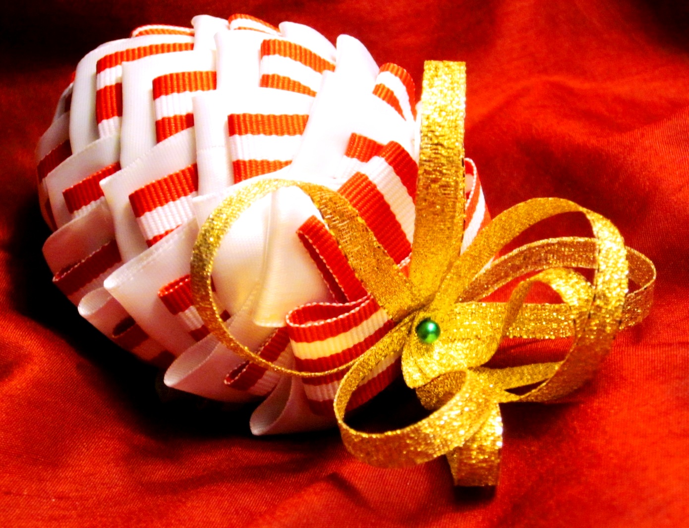 MOMumental Christmas 2011 Ribbon Pinecone Ornament Tutorial