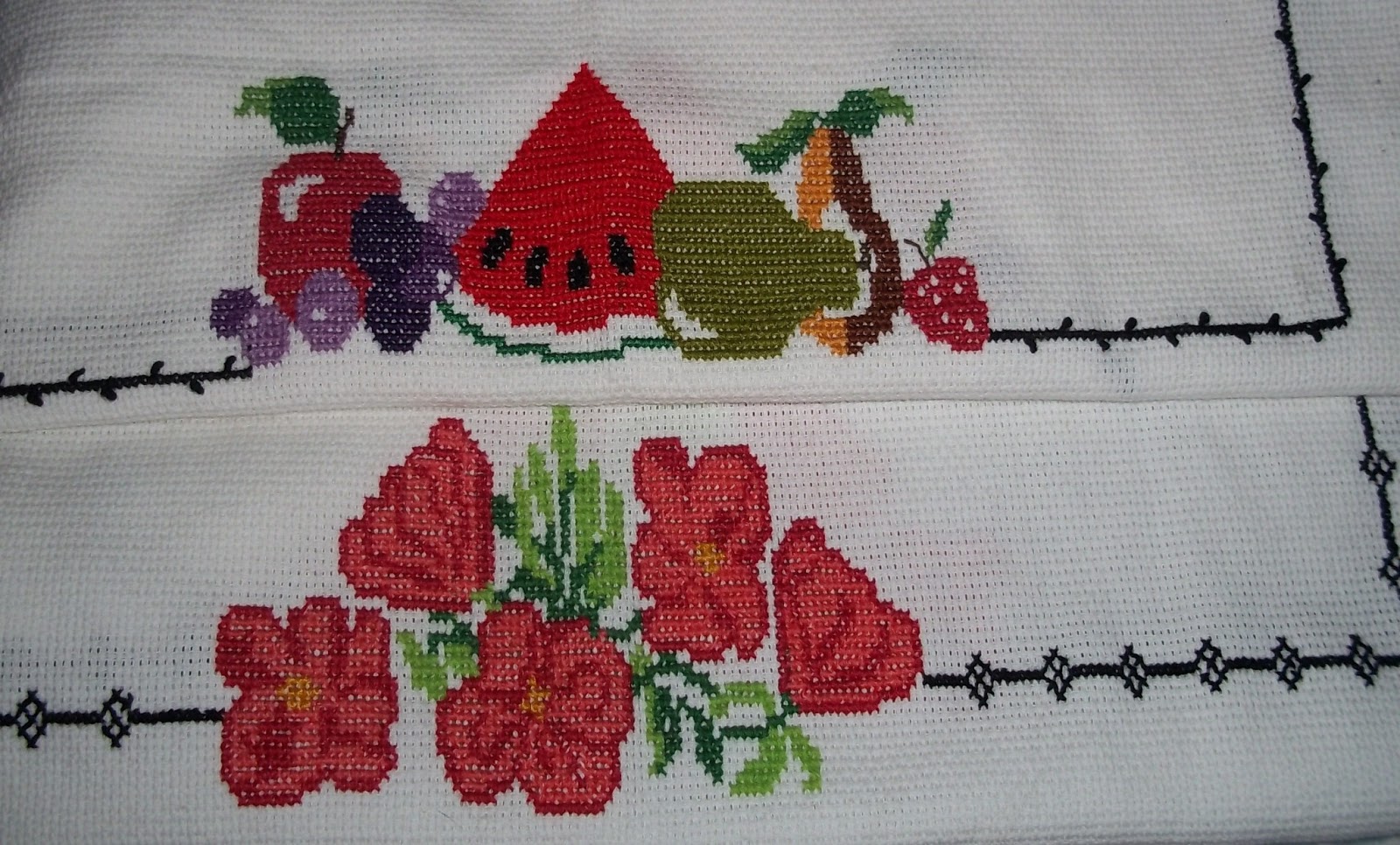 LAS COSAS CREATIVAS: Servilletas Bordadas en punto de cruz