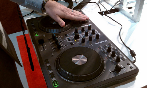 traktor s2 mk2 vs mixtrack pro traktor s2 mk2 vs mixtrack pro