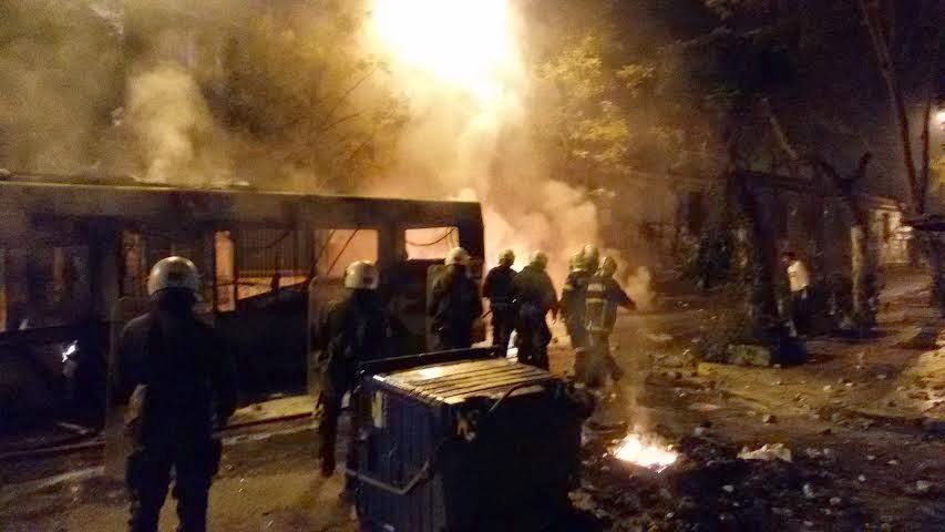 ΕΙΚΟΝΑ ΣΟΚ από το λεωφορείο που κάηκε στη Στουρνάρη   Έξι προσαγωγές έκανε η ΕΛ.ΑΣ [pic]