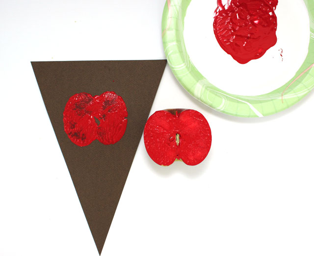 Apple Stamped Banner - a fun kid craft #kidcrafts #diy #crafts #fall #apples