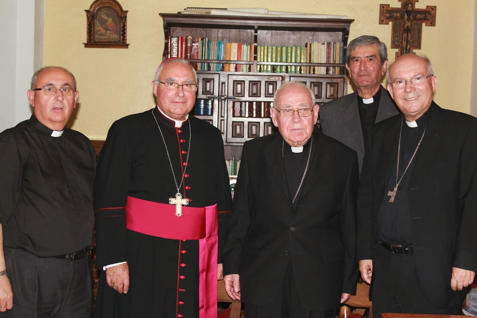 Los sacerdotes de la Parroquia con elos Arzobispos emeritenses-pacenses y el Obispode Plasencia.