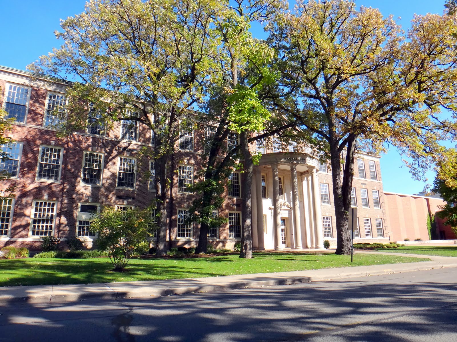 Riverside, Illinois A look at Riverside Illinois' Grade Schools